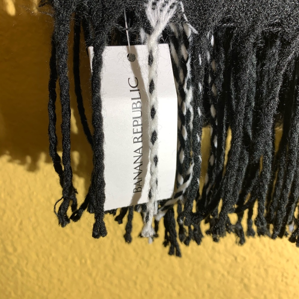 NWT BANANA REPUBLIC BLACK/WHITE SCARF ONE SIZE - Picture 2 of 3